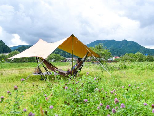 春夏に実施された、宿泊プランの１つ「里山ピクニック」。宿近くの河川敷でハンモックを立て、ピクニック。山や川から流れる風、日差しを感じ、あっという間に里山時間へチューニング。