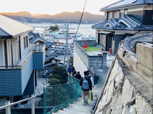 坊勢島　路地裏散策の様子