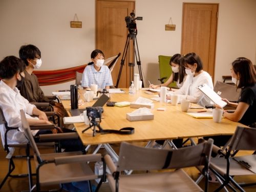 メンバーと共に「自己理解」プログラムを行う