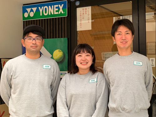 左から柴田圭さん、店員の中村さん、江尻さん。テニスを愛し、いっしょに街を盛り上げる３人の仲間。