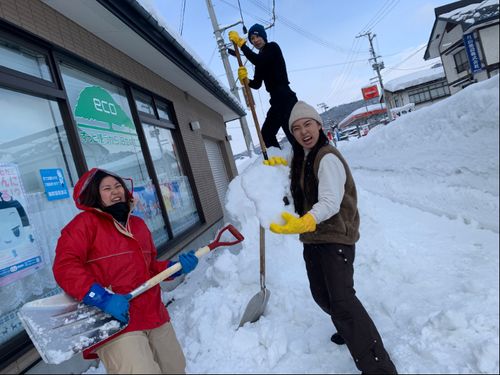 楽しくロックに！除雪しています！（弊社拠点山形県西川町での除雪の様子）