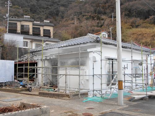 新たにマンガ壁画を描く空き家、その後ろは公営住宅