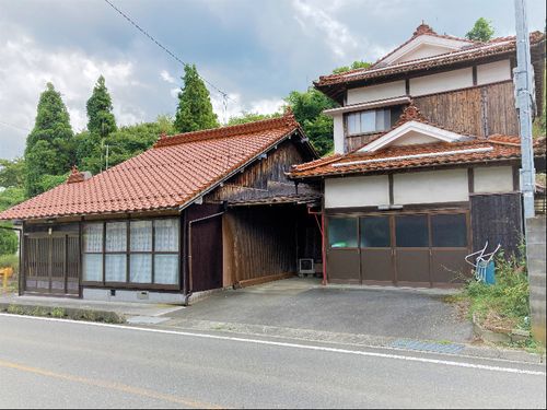 石州瓦の屋根がキレイな物件です♪