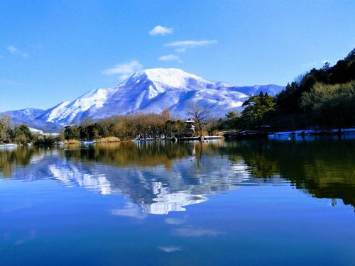 雪化粧した伊吹山と三島池にうつる逆さ伊吹