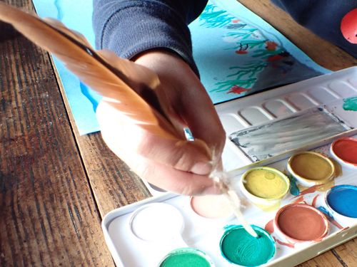 羽根で絵って描けるの？と、鶏の羽根の先を削ってペンをつくる。