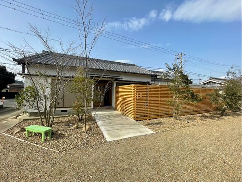 施設外観。外にシャワーも完備。