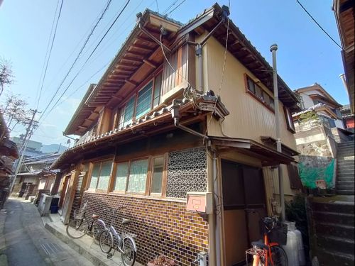 タイル張りがレトロな外観のおとや