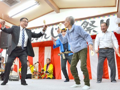 じょんじょん祭り（方言でワクワクするという意味）の舞台で見事な海士町の伝統舞踊キンニャモニャ踊りを披露！