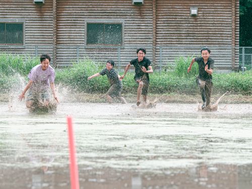 田んぼを使って遊ぶ