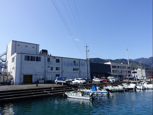 本社社屋・水産加工センター(黒い建物)、林町工場(白い建物)