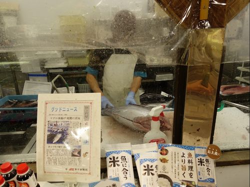 直営店でお客様の目の前で魚を捌くスタッフ