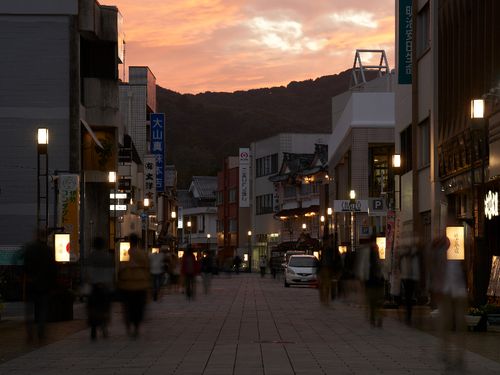 行燈がやさしく灯る、夕暮れの外宮参道