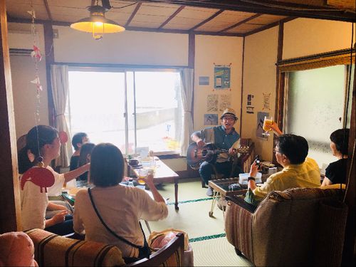 室内での投げ銭LIVEの様子