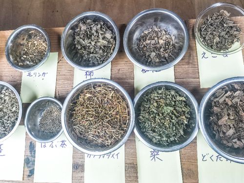 特産品のカワラケツメイ茶をはじめとする様々な野草茶