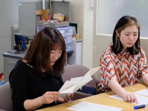 契約書を確認する「あかっちゃん」（写真左）