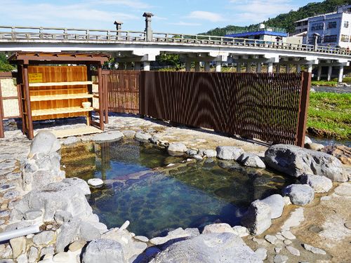 三朝温泉のシンボル「河原風呂」