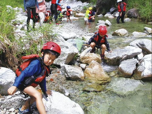 山から湧き出た水は夏でも冷たく気持ちいい！