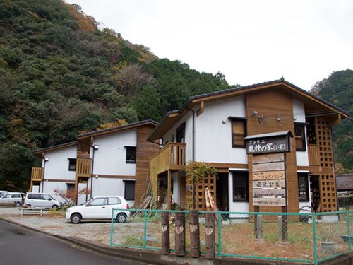 アーティストさんたちが活動し暮らす「アトリエ龍神の家」。紀州材がふんだんに使われた個性的な建築物。
