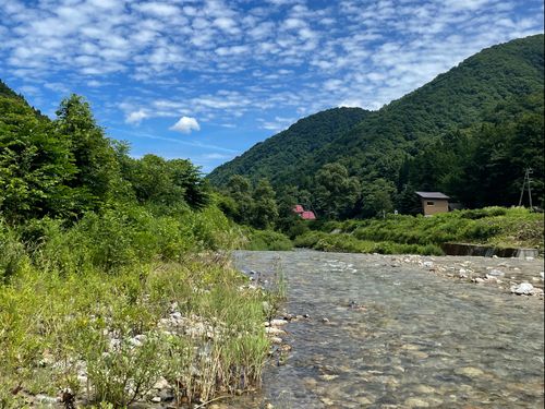 百瀬川（ももせがわ）で釣りも楽しめます。