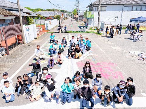 商店街を歩行者天国にして、子どもたちと描いた道路アート