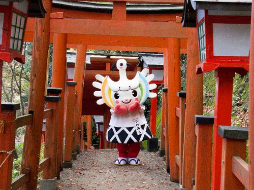 太皷谷稲荷神社参道とゆるきゃら「つわみん」
