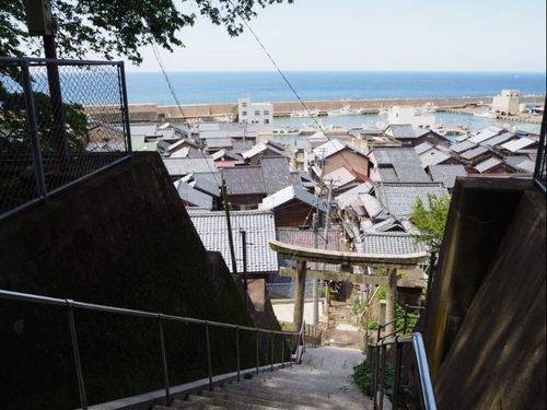 海と山が非常に近く、高台からまちと海の絶景が見渡せます。