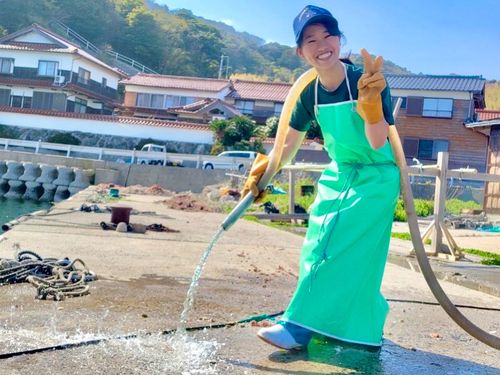 漁業の現場での清掃作業中の半官半X職員