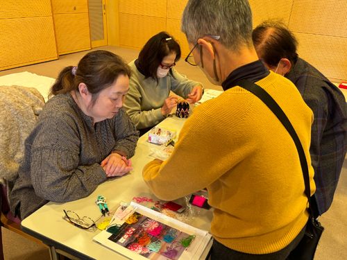 「ちいさな“びんてまり”製作体験」の様子。リピータになるファンの方もいらっしゃいます。