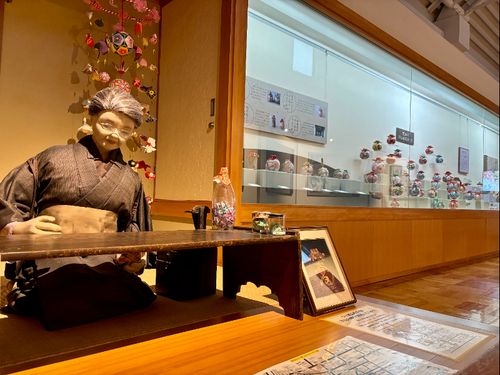 「愛知川びんてまりの館」は愛荘町愛知川図書館と併設されています。