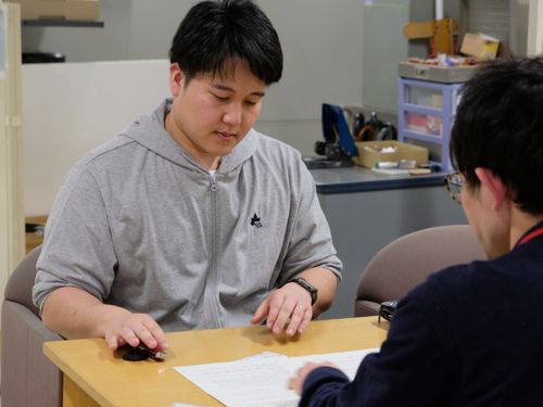 契約書を確認する「うっちー」