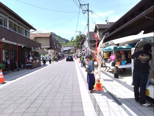 休日の岩戸門前通りの様子