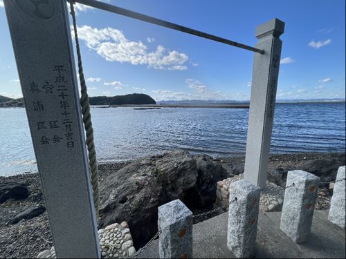 写真②：家島神社詩ヲ書キ場　多くの歌人がここで詩を詠んだとされています。