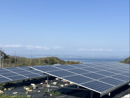写真④：山の上に設置された太陽光パネル　ゼロカーボンシティの先駆けになったりしたら面白いですよね。