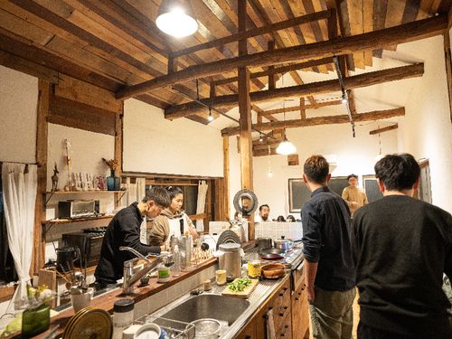夜はみんなで食事したり語ったり歌ったり