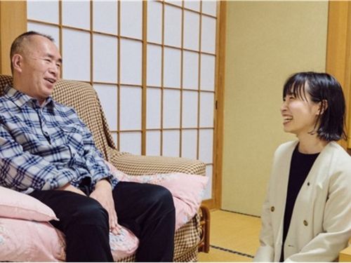 患者様と談笑する保健師