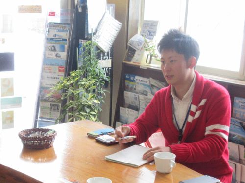 地域おこし協力隊による取材の様子