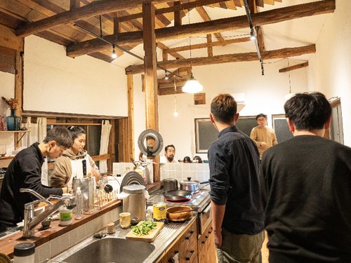 新シェアハウスに住人や友達が集まり食事する様子