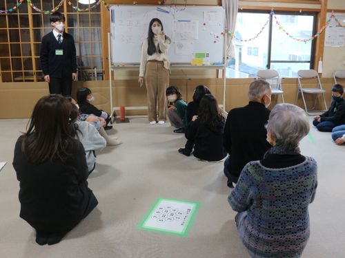 学生が企画した「地域の人と子どもたちを結びつける」ことを目的とした活動の様子（正面左側男性）