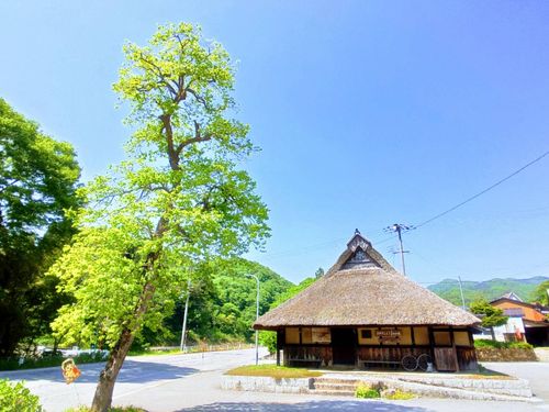 伝統的な三角屋根の古民家