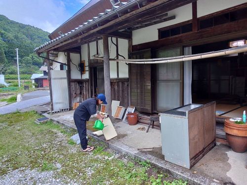 古民家ＤＩＹ中のあさい隊員