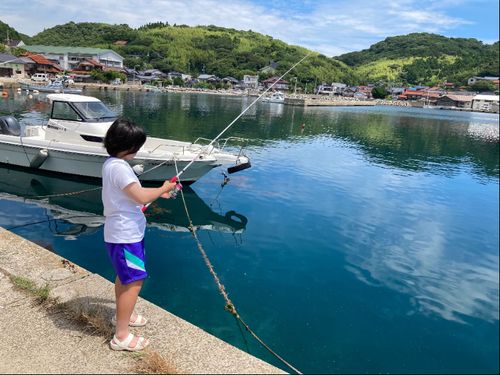 はぐくみ寮の目の前の海で釣り
