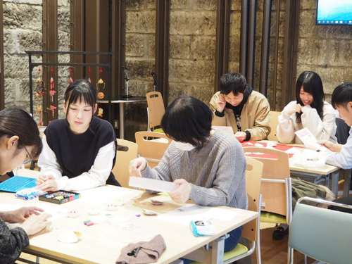 市内の石の蔵で行われたワークショップでは多くの若者が集結