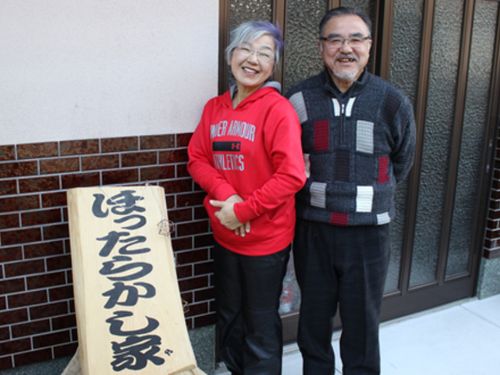 楽しく丁寧にサポートしてくれる西岡夫妻。宿の運営やボランティア団体の運営も行うアクティブ夫婦！