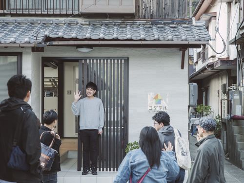 コダテル正面入り口にて。コダテルを通じて地域との関係が深まっていきます。