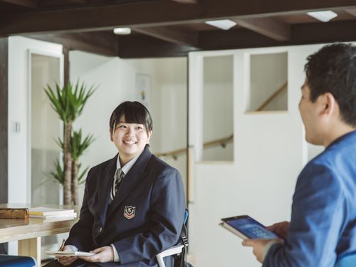 地元の高校生と大人が交わるのがコダテル。さらには地域外からの宿泊者とも出会えることも。