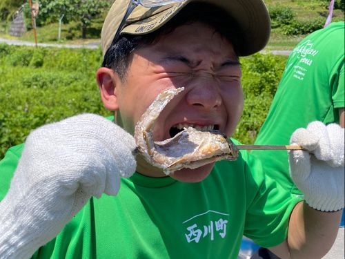 イワナの塩焼きを作って、試食した笑顔