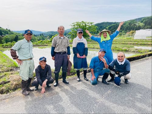 地域の人たちに農業を教えてもらう