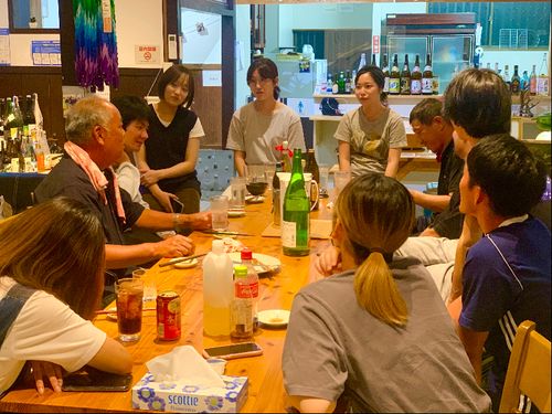 地元の人と移住者がつながるゲストハウスよろっででの1枚。