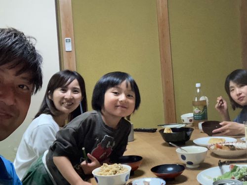 居間での地域の農家さんと入居者さんの交流