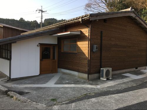 島留学生が暮らす「はぐくみ寮」は村の中心地にあります。